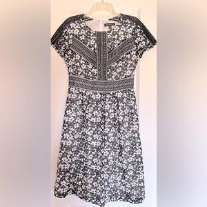 Chic Banana Republic Women’s Black | White Intricate Floral Design Dress Sz 2